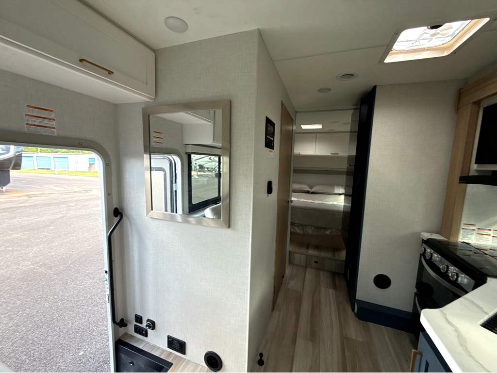 2027 THOR MOTOR COACH MAGNITUDE GA28 - Image 29
