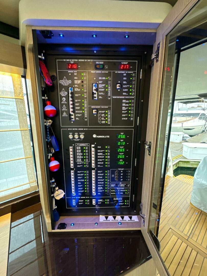 2023 Absolute 52 Navetta - Image 8
