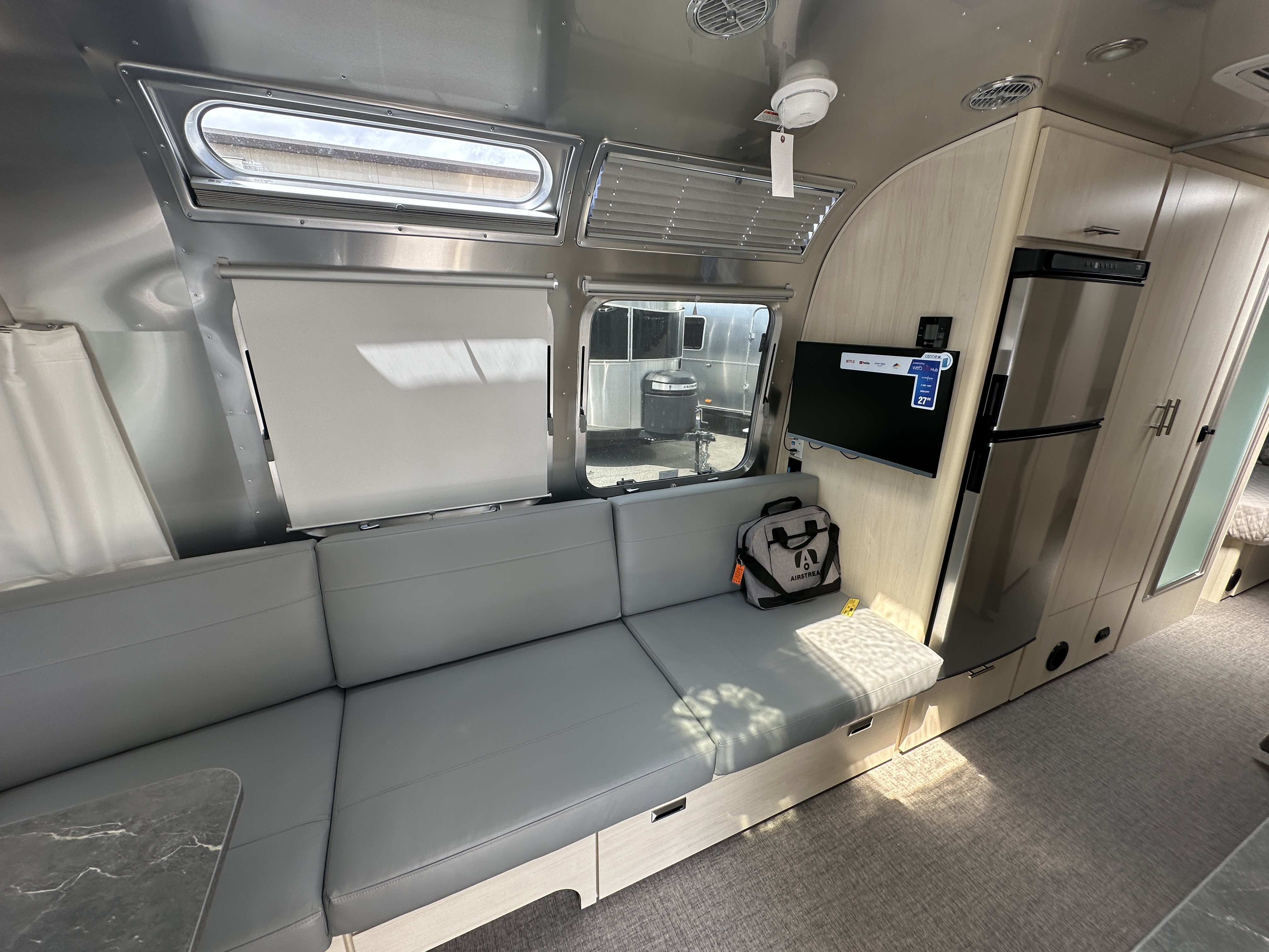 2026 Airstream Flying Cloud 27FB - Image 8