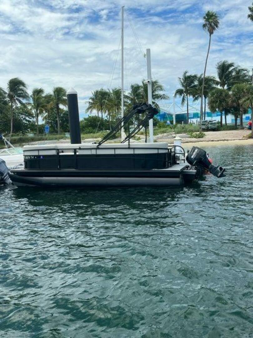 2024 Vision WX Tritoon - Image 35
