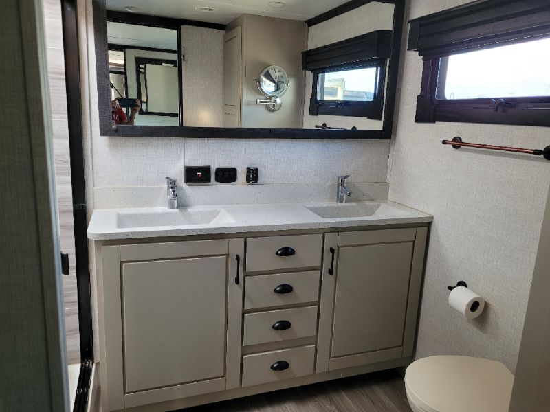 2021 CrossRoads Redwood RW3981FK - Image 14