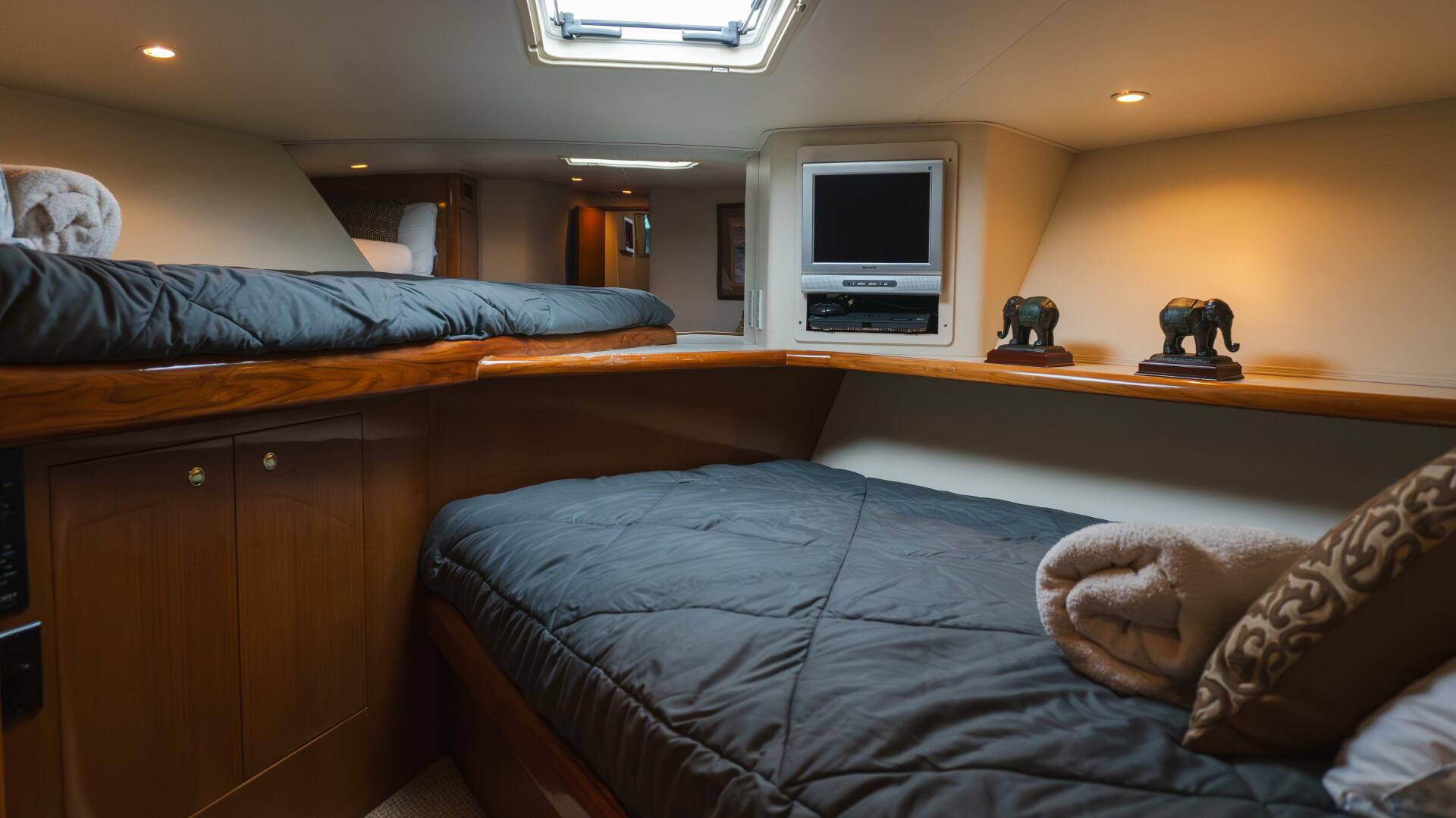 2000 Viking 55 Convertible - Image 13