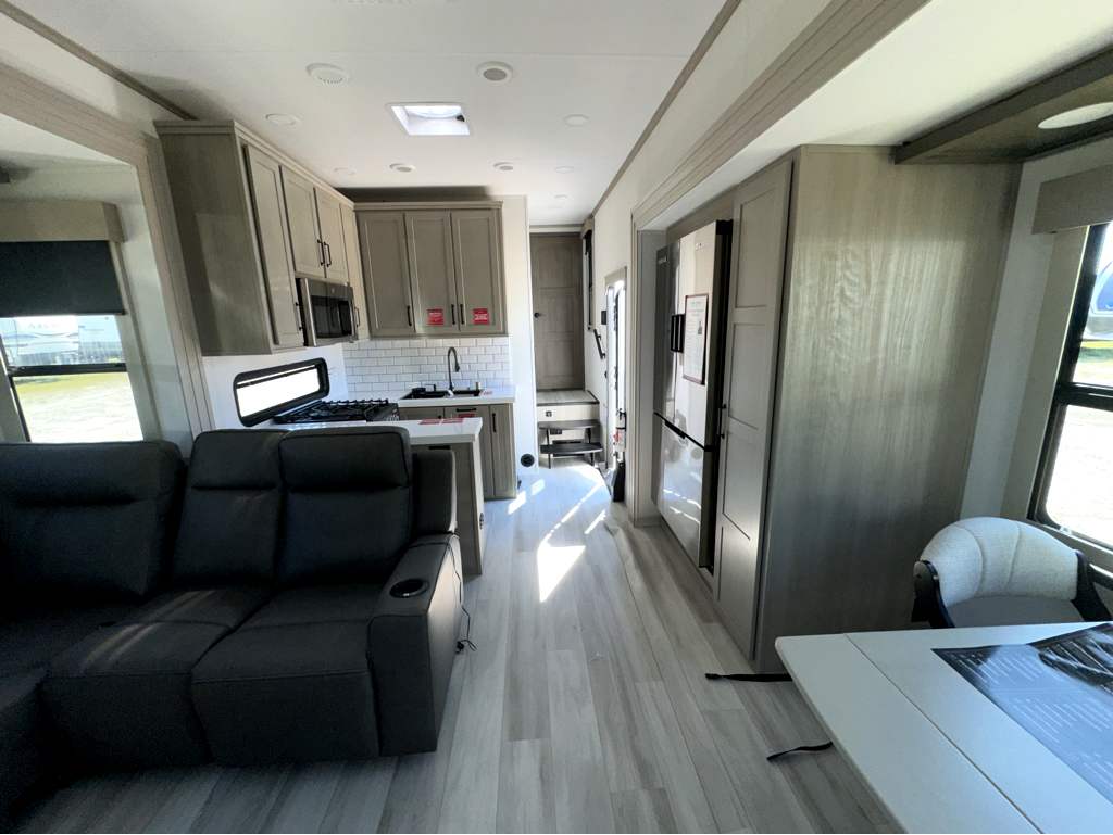 2026 GRAND DESIGN MOMENTUM 414M - Image 18