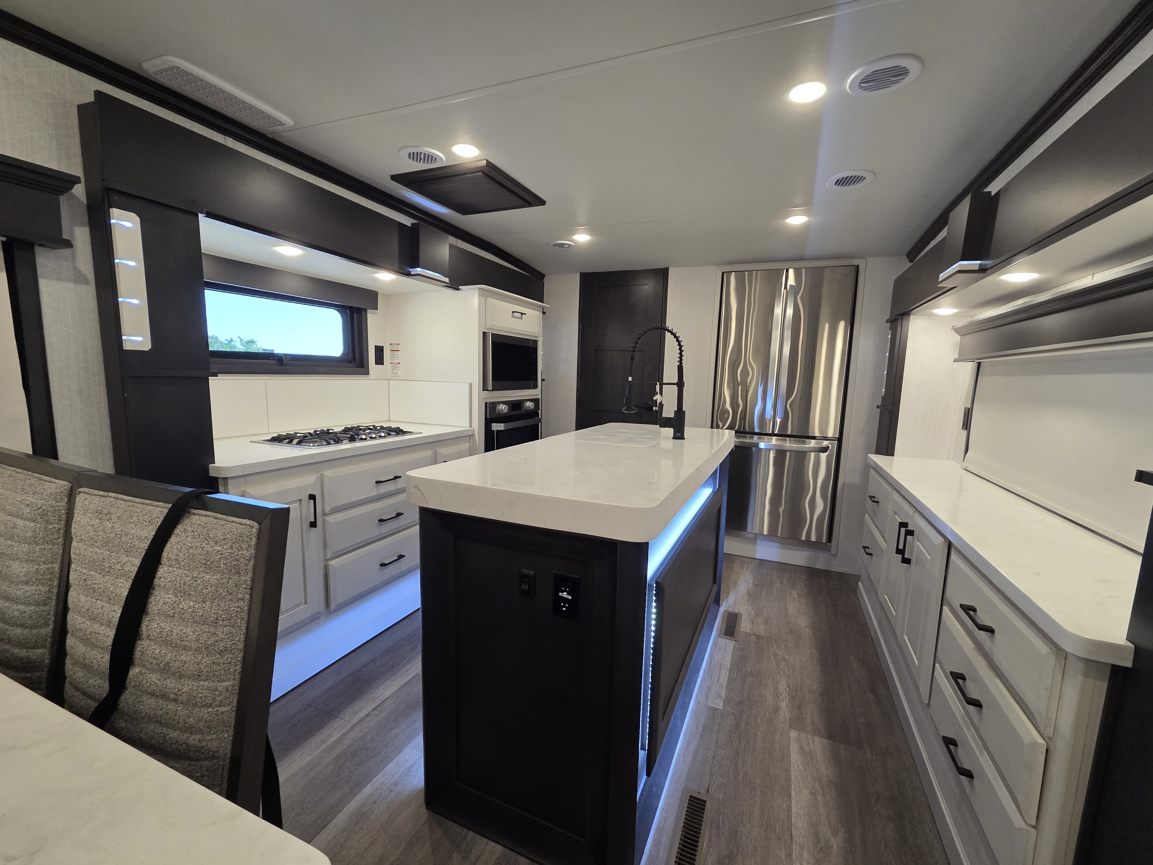 2022 DRV Mobile Suites 41FKMB - Image 9
