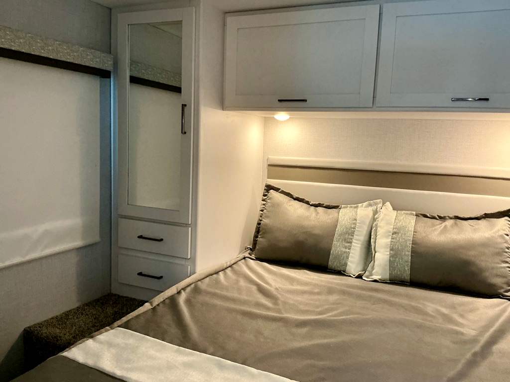 2026 THOR MOTORCOACH 28Z - Image 18