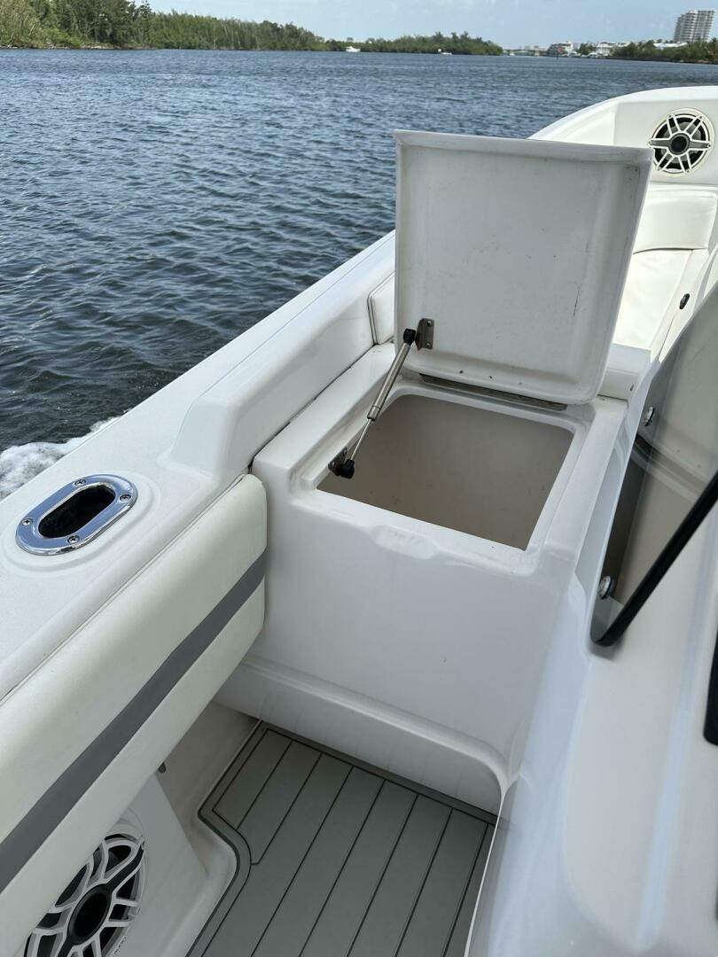 2003 Intrepid 32 - Image 25