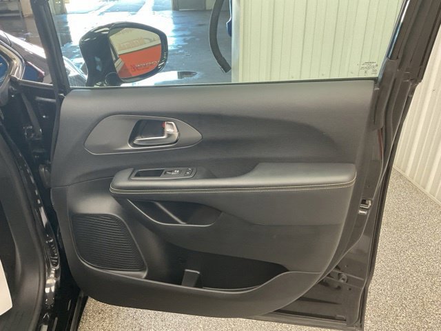 2025 Chrysler Pacifica Limited FWD - Image 23