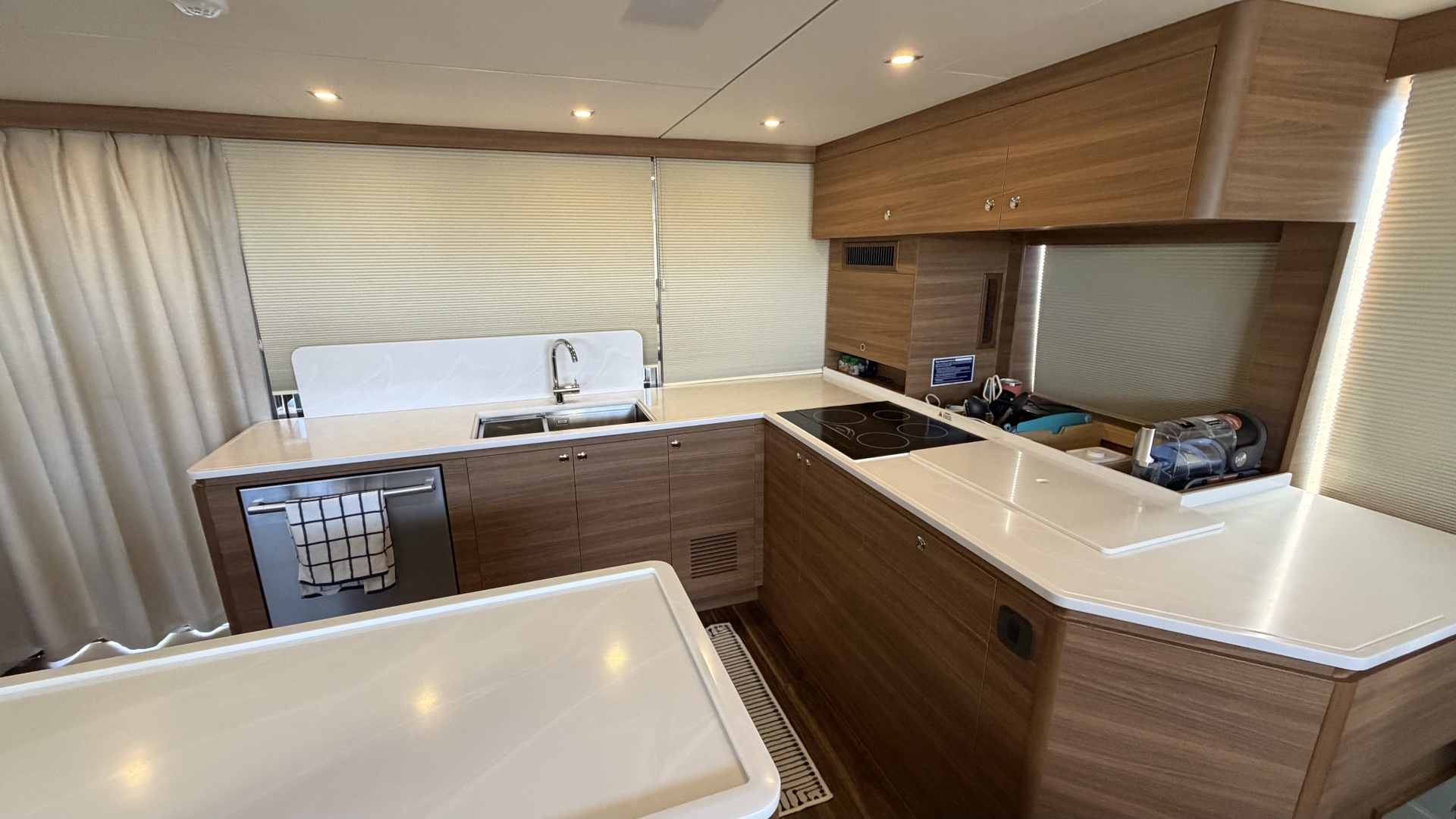 2025 Aquila 54 ENCLOSED BRIDGE - Image 25