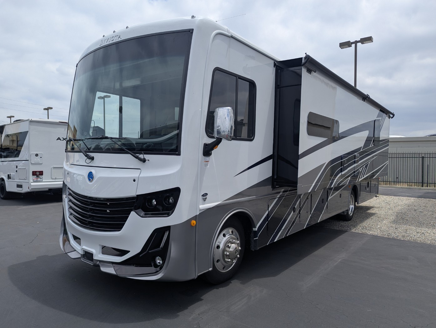 2026 Holiday Rambler Invicta 33HB - Image 3