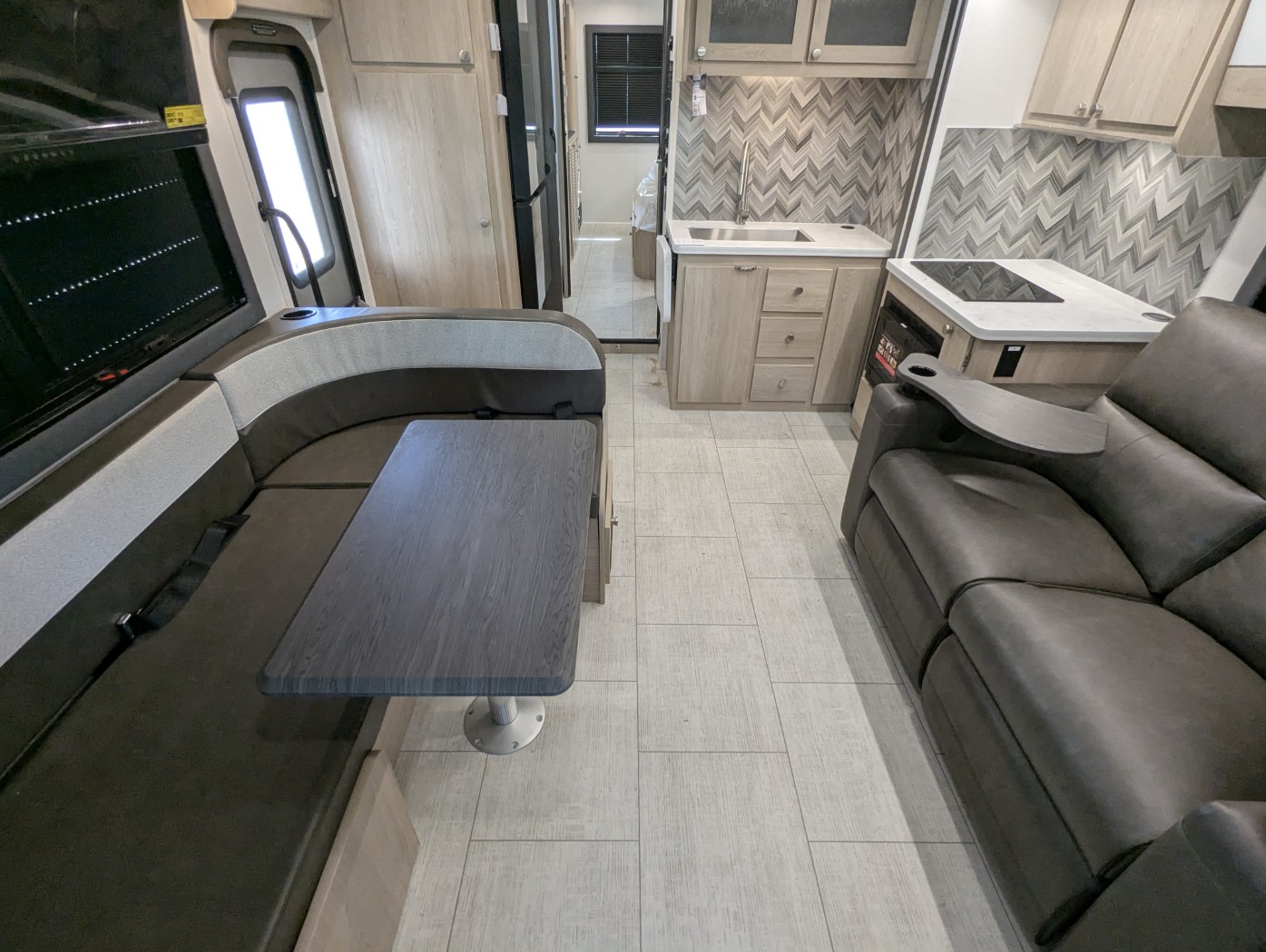 2026 Coachmen Entourage 330DS - Image 21