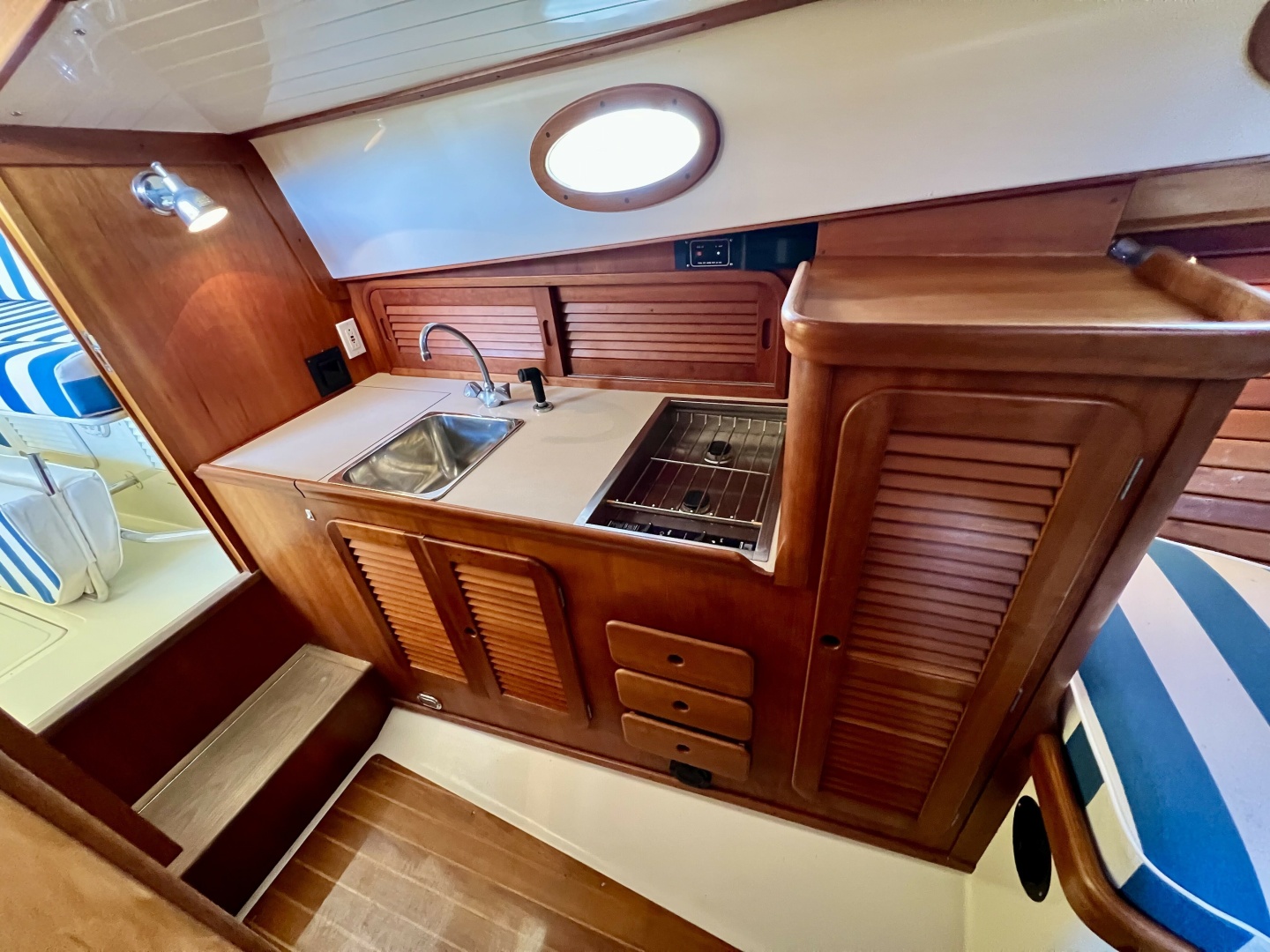 1995 Hinckley Picnic Boat 36 Classic - Image 9