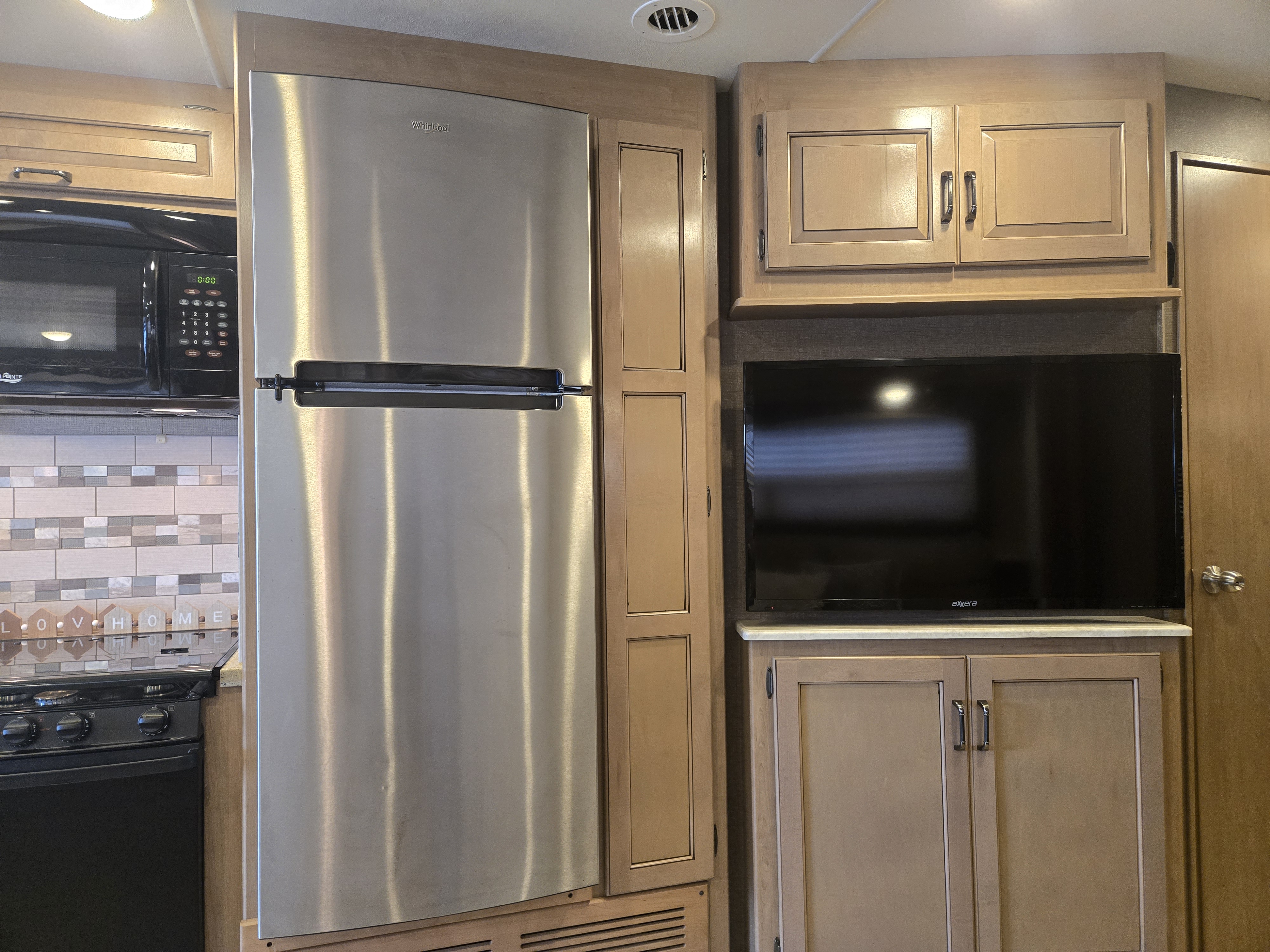 2018 Thor Motor Coach Hurricane 35M - Image 12