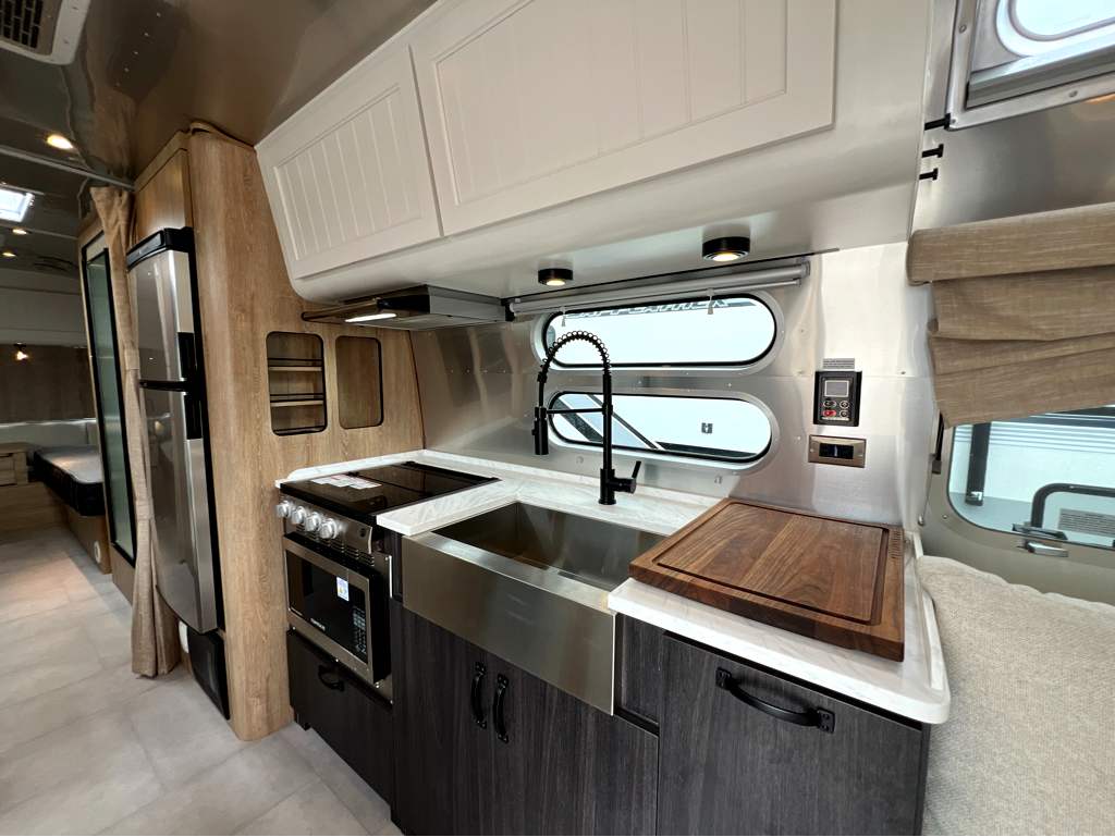 2024 AIRSTREAM POTTERY BARN 28RBT - Image 10