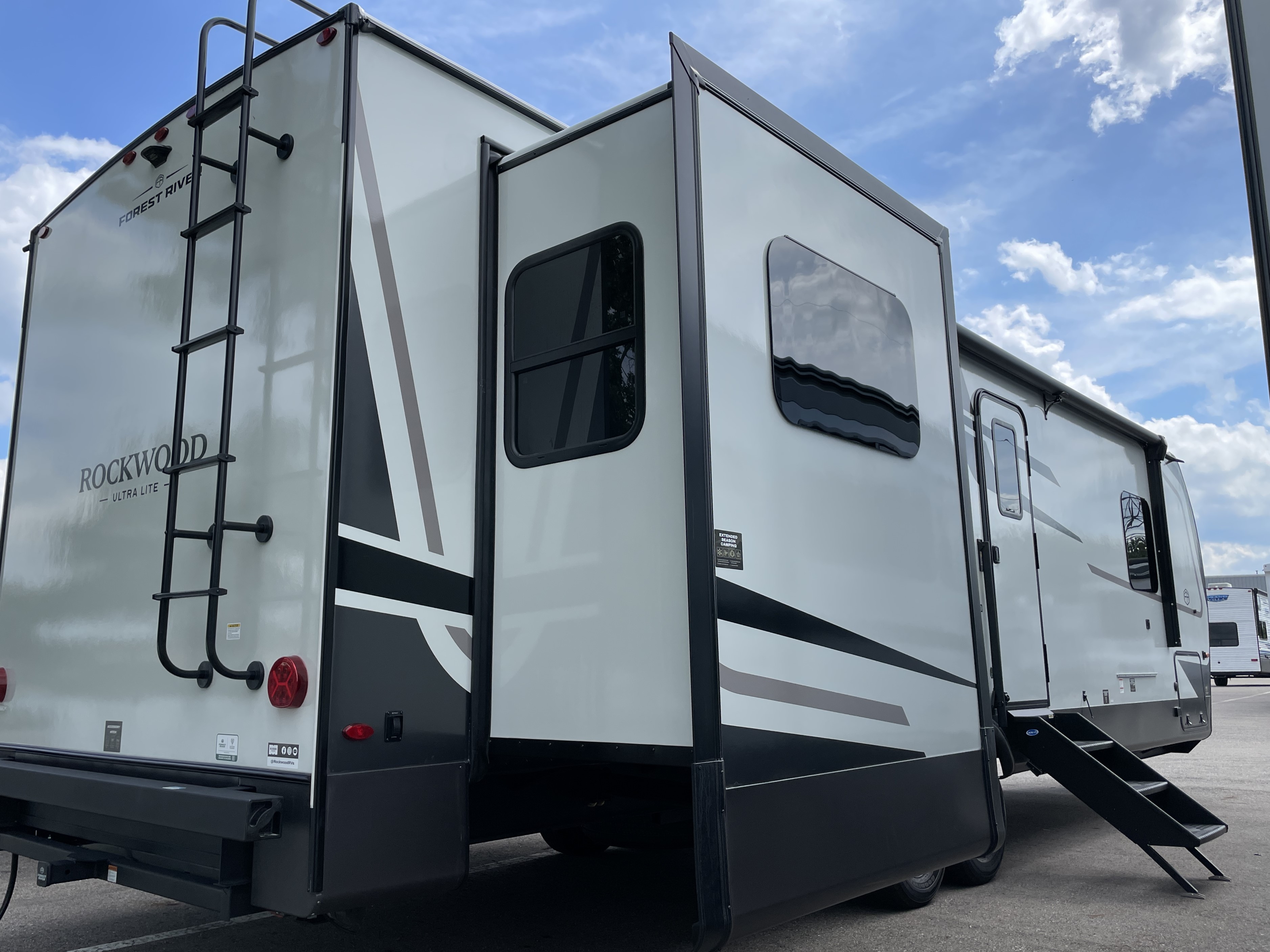 2027 Forest River Rockwood Ultra Lite 2921RL - Image 2