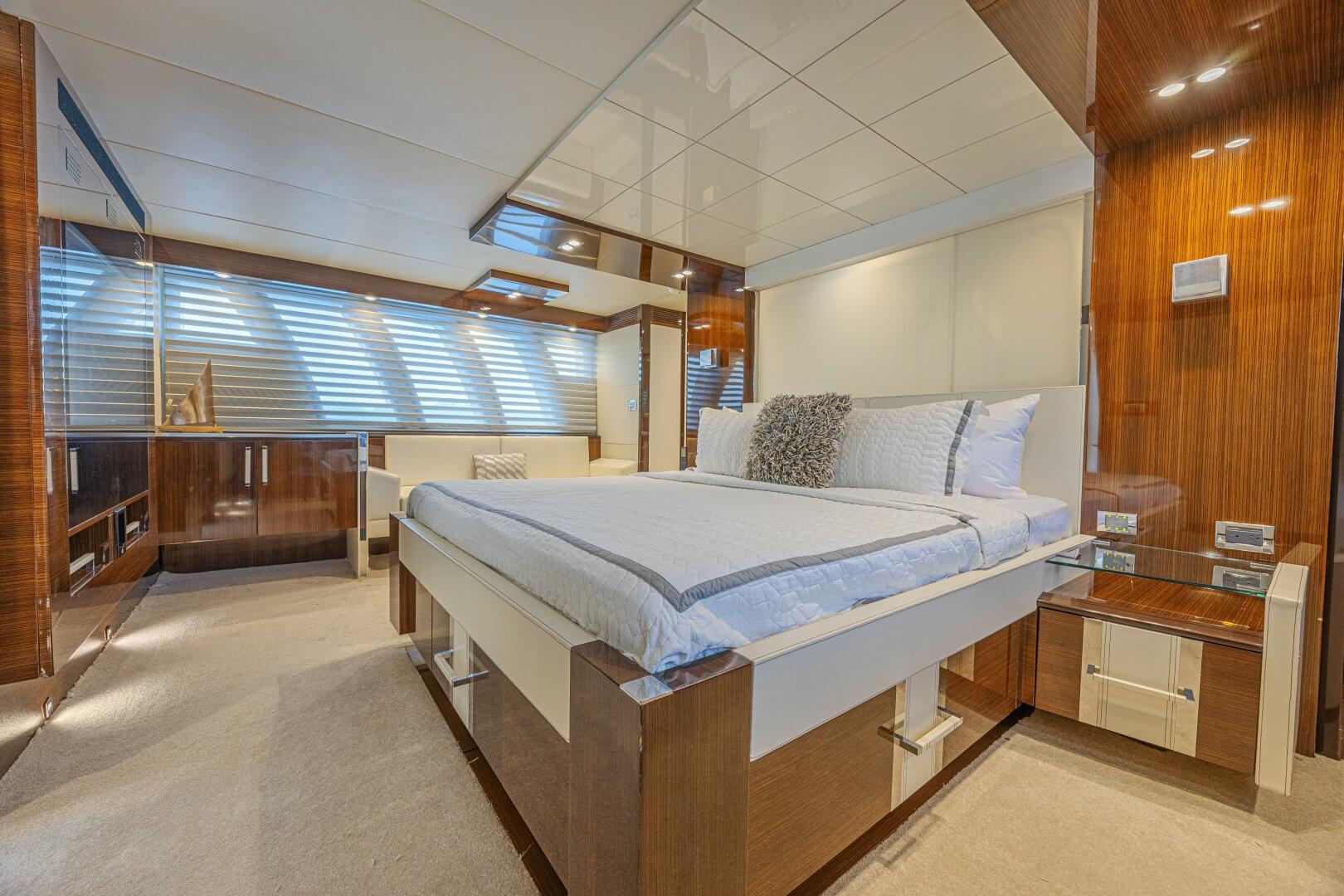 2010 Lazzara Yachts LSX 92 - Image 48