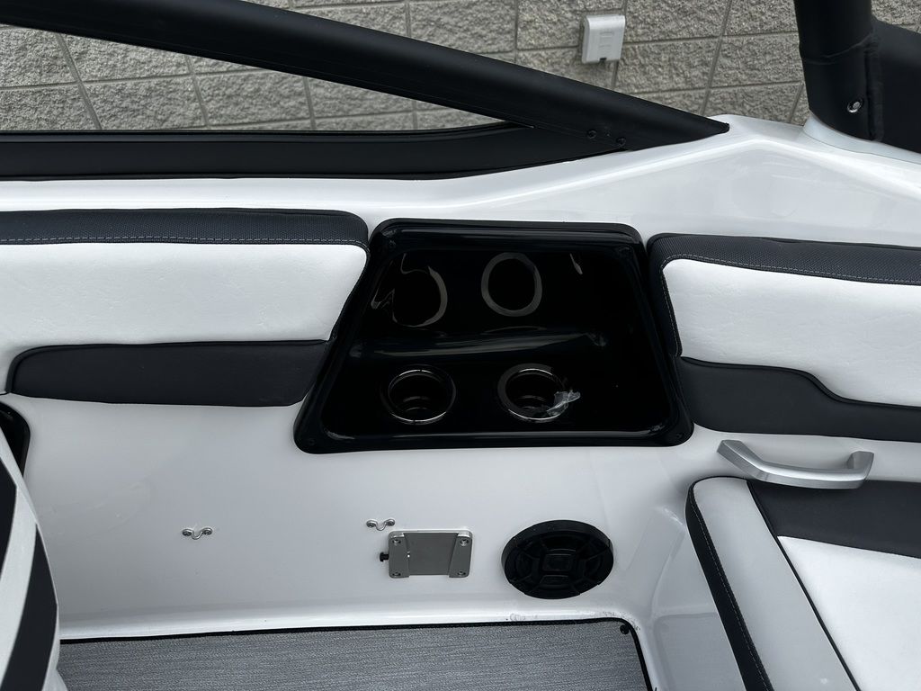 2025 Yamaha Boats AR195 - Image 17