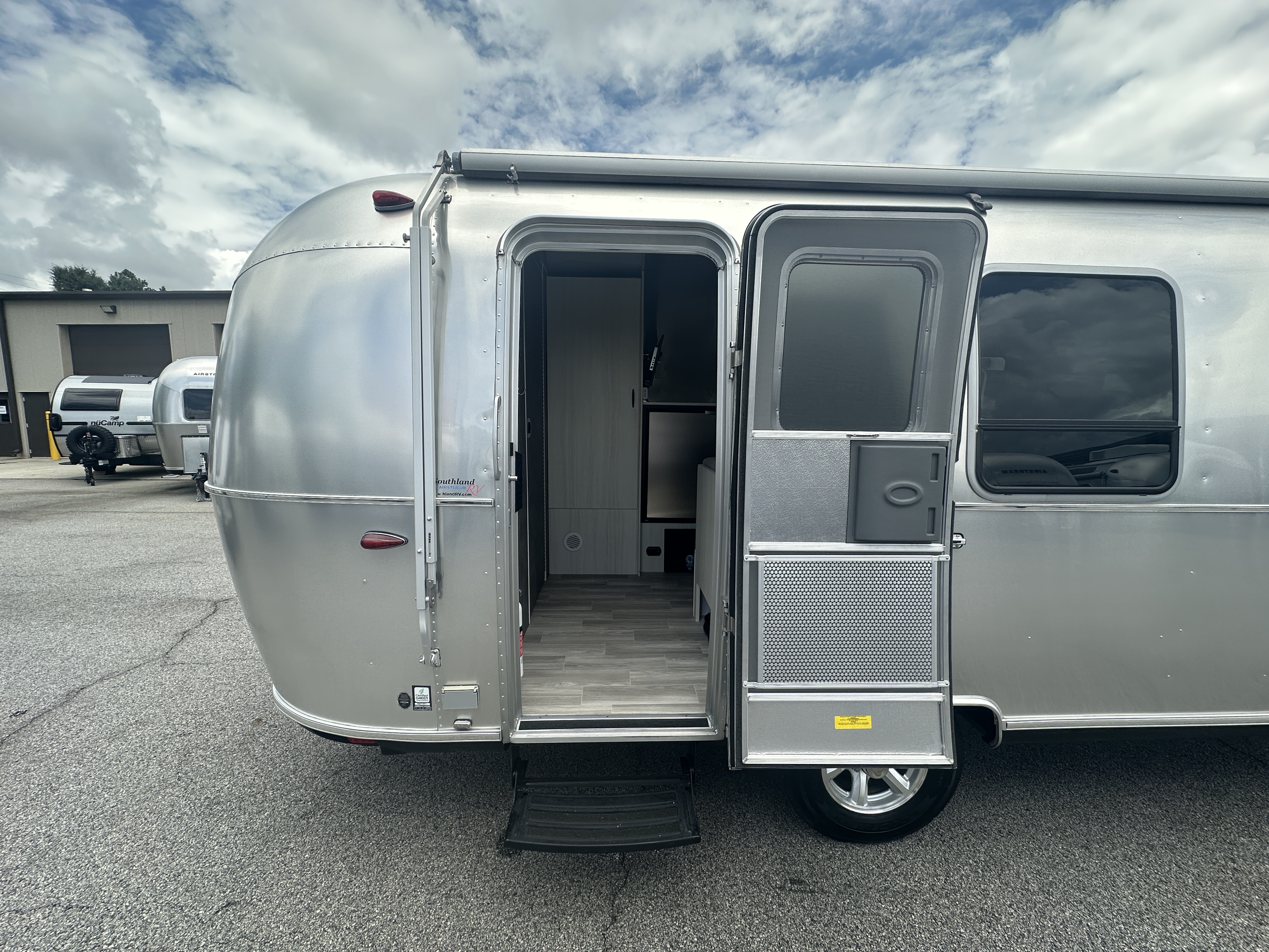 2024 Airstream Bambi 22FB - Image 9