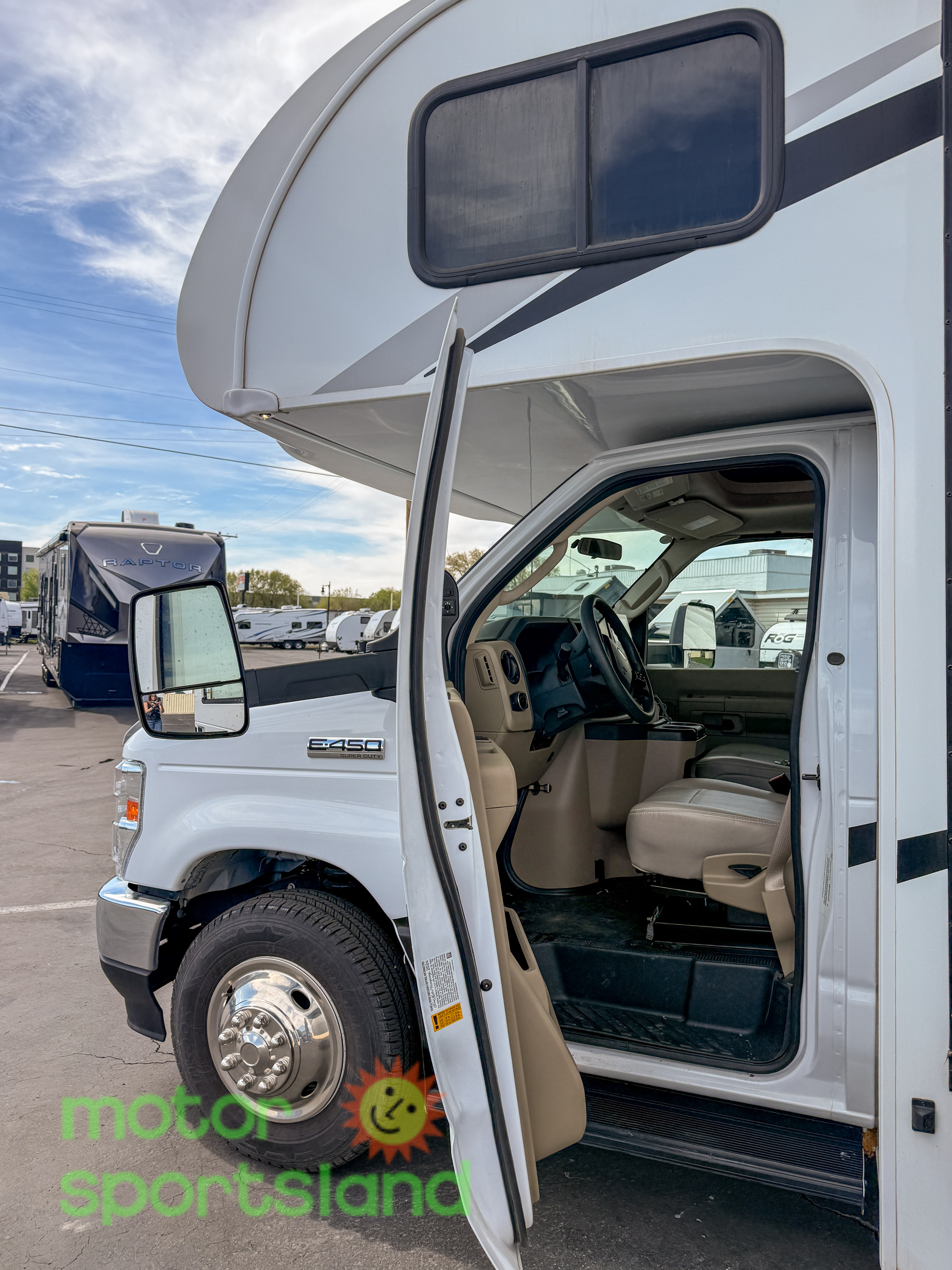 2025 Thor Motor Coach Chateau 27P - Image 23
