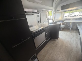 2012 AIRSTREAM INTERNATIONAL 27FBQ - Image 23