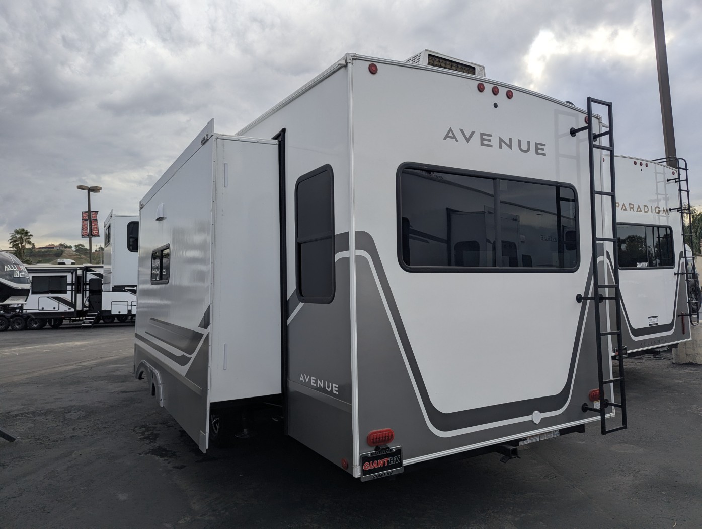 2027 Alliance RV Avenue 32RLS - Image 6