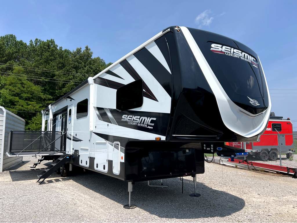 2025 JAYCO SEISMIC 4113 - Image 1