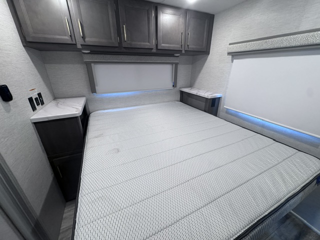 2025 THOR MOTOR COACH CHATEAU 31WV - Image 8