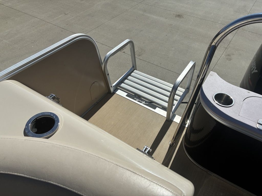 2014 Avalon C SERIES WIND JAMMER 24 - Image 26