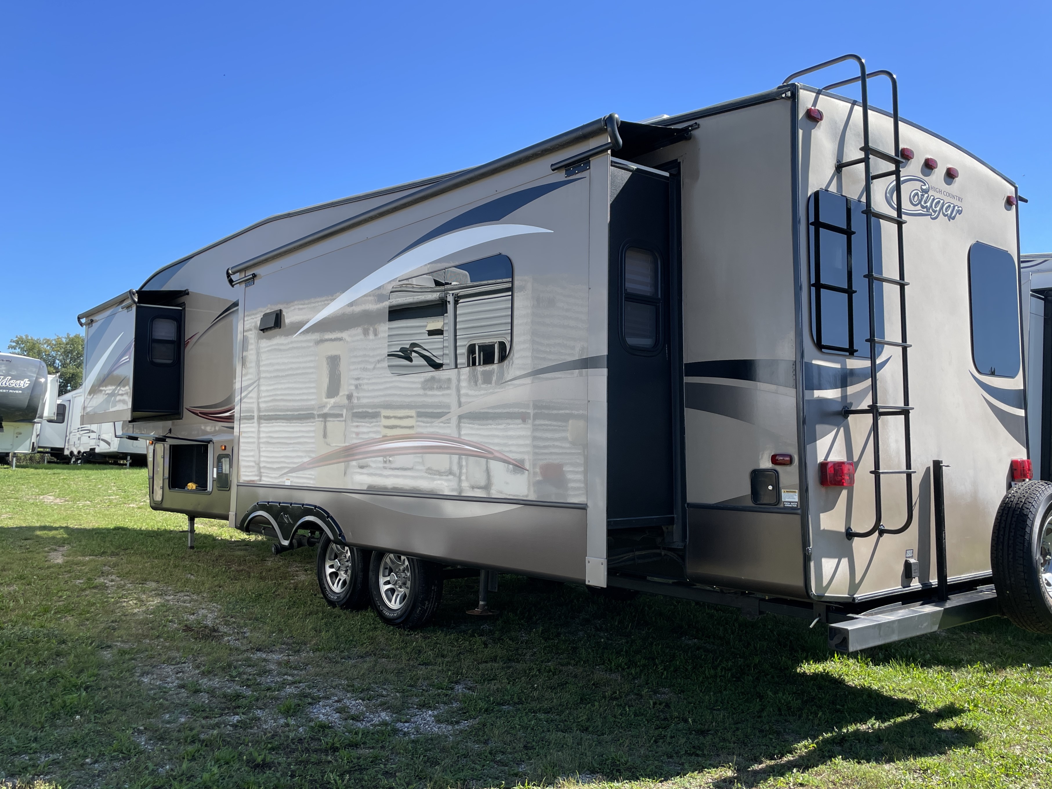 2014 Keystone Cougar 327RES - Image 4