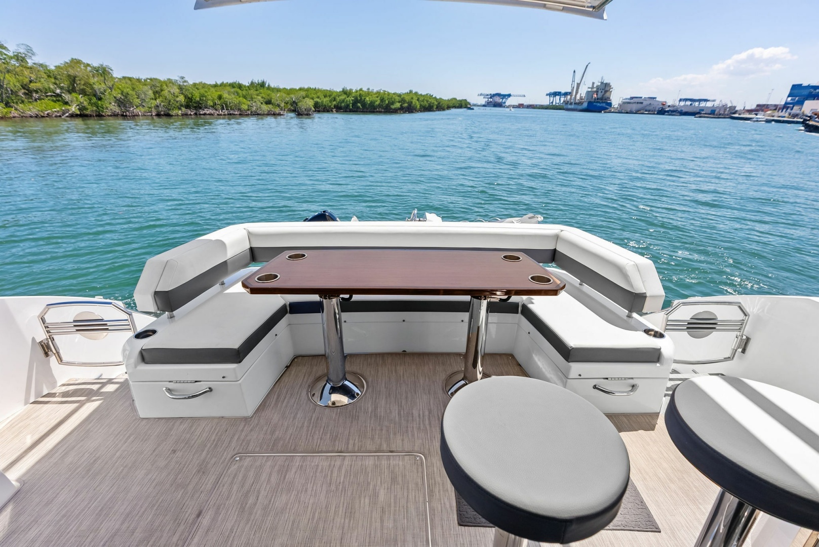 2019 Cruisers Yachts 54 Cantius - Image 23