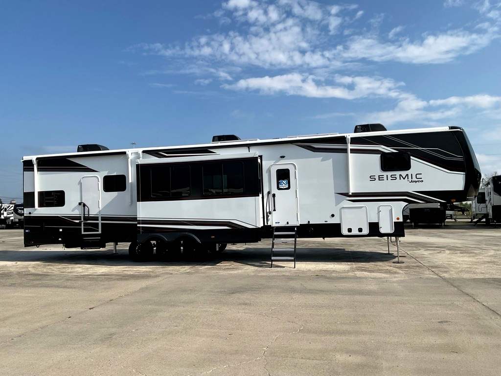 2026 JAYCO SEISMIC 395 - Image 9