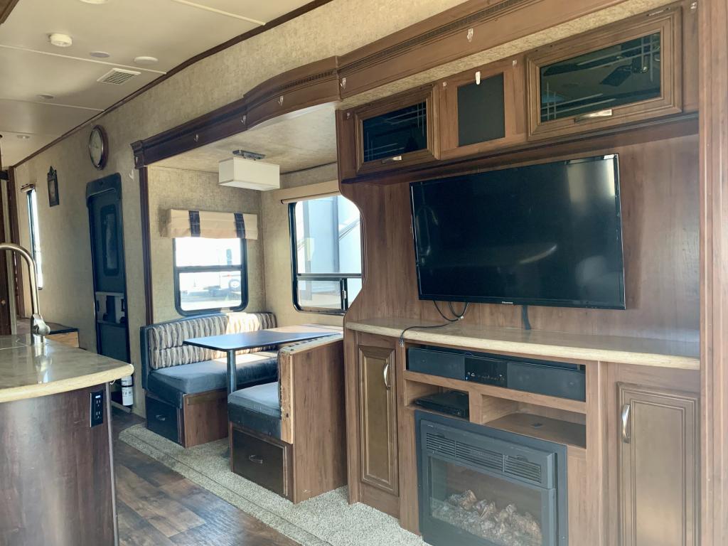 2017 FOREST RIVER SANDPIPPER 372LOK - Image 17