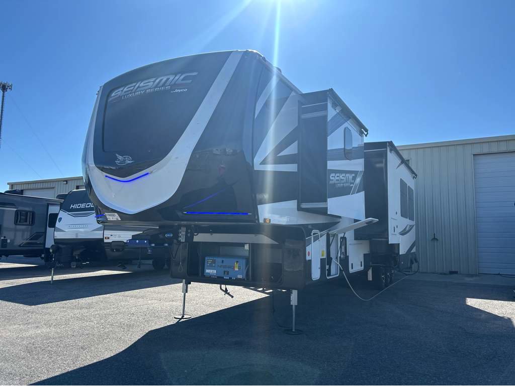 2025 JAYCO SEISMIC 4113 - Image 2