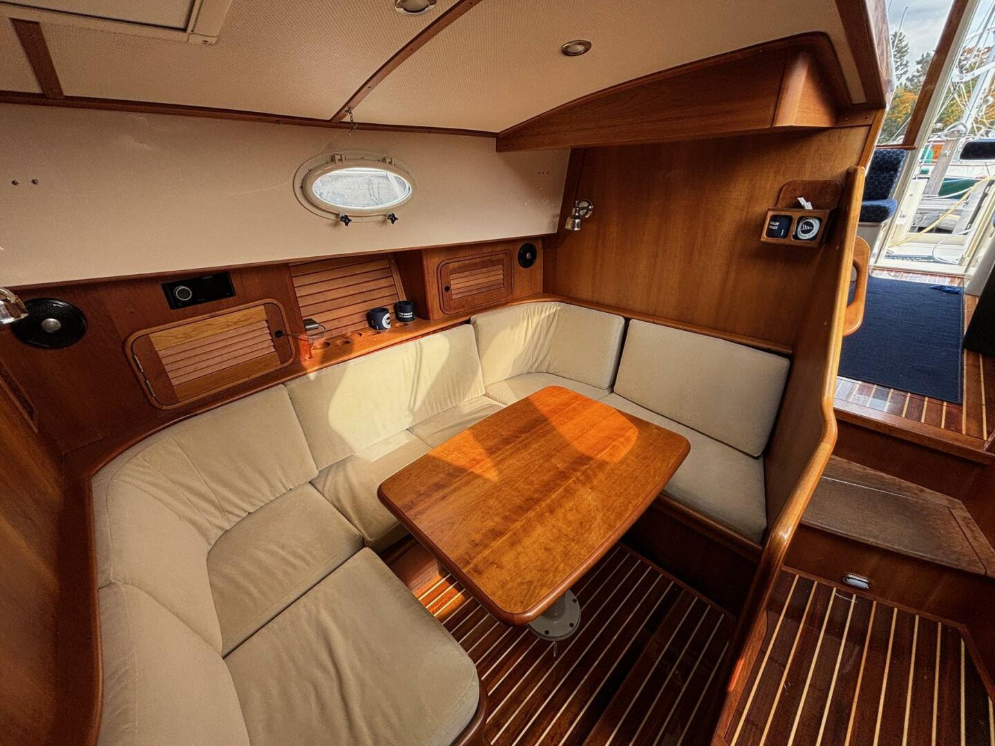 2005 Hinckley Talaria 44 Motor Yacht - Image 9