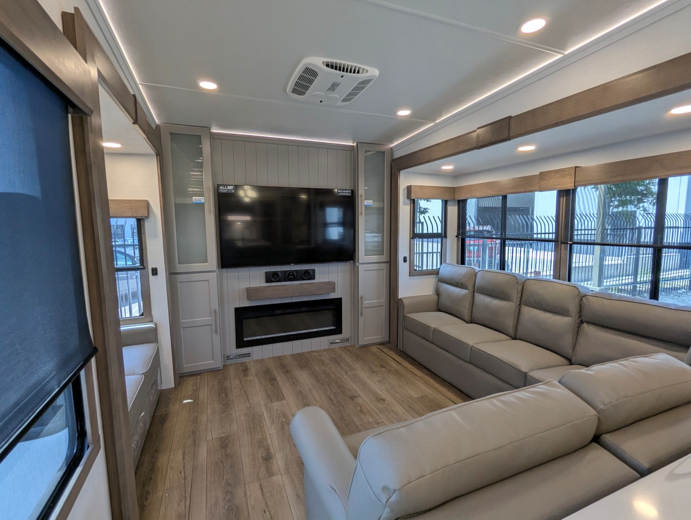 2025 Alliance RV Paradigm 375RD - Image 34