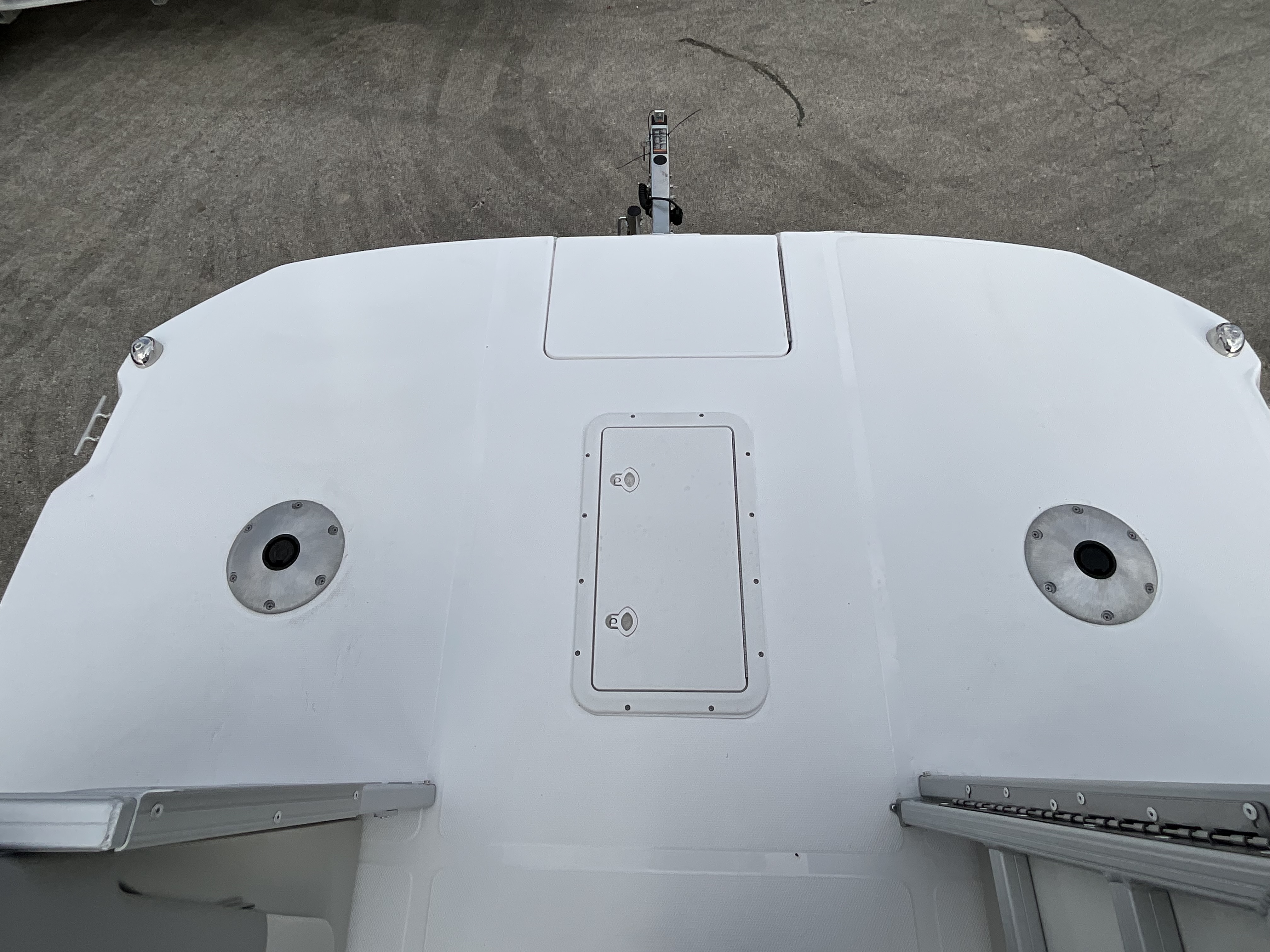 2027 Hurricane FunDeck 2360 REF - Image 31