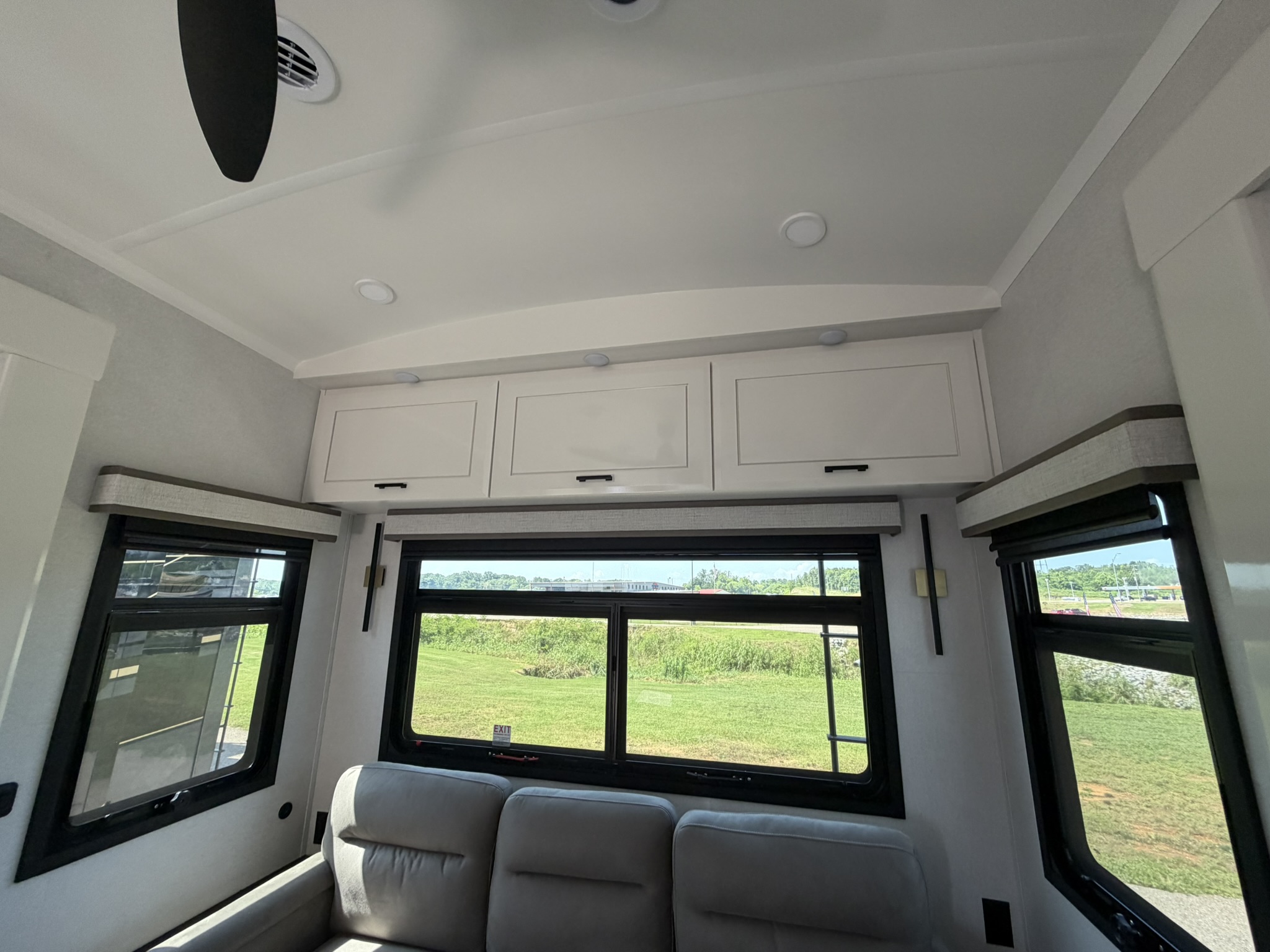 2027 JAYCO PINNACLE 32RLTS - Image 26