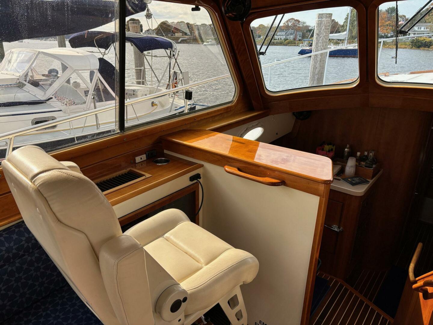 2005 Hinckley Talaria 44 Motor Yacht - Image 14