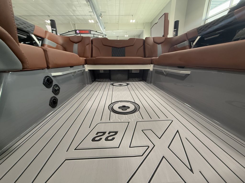 2025 MasterCraft XT22 - Image 38