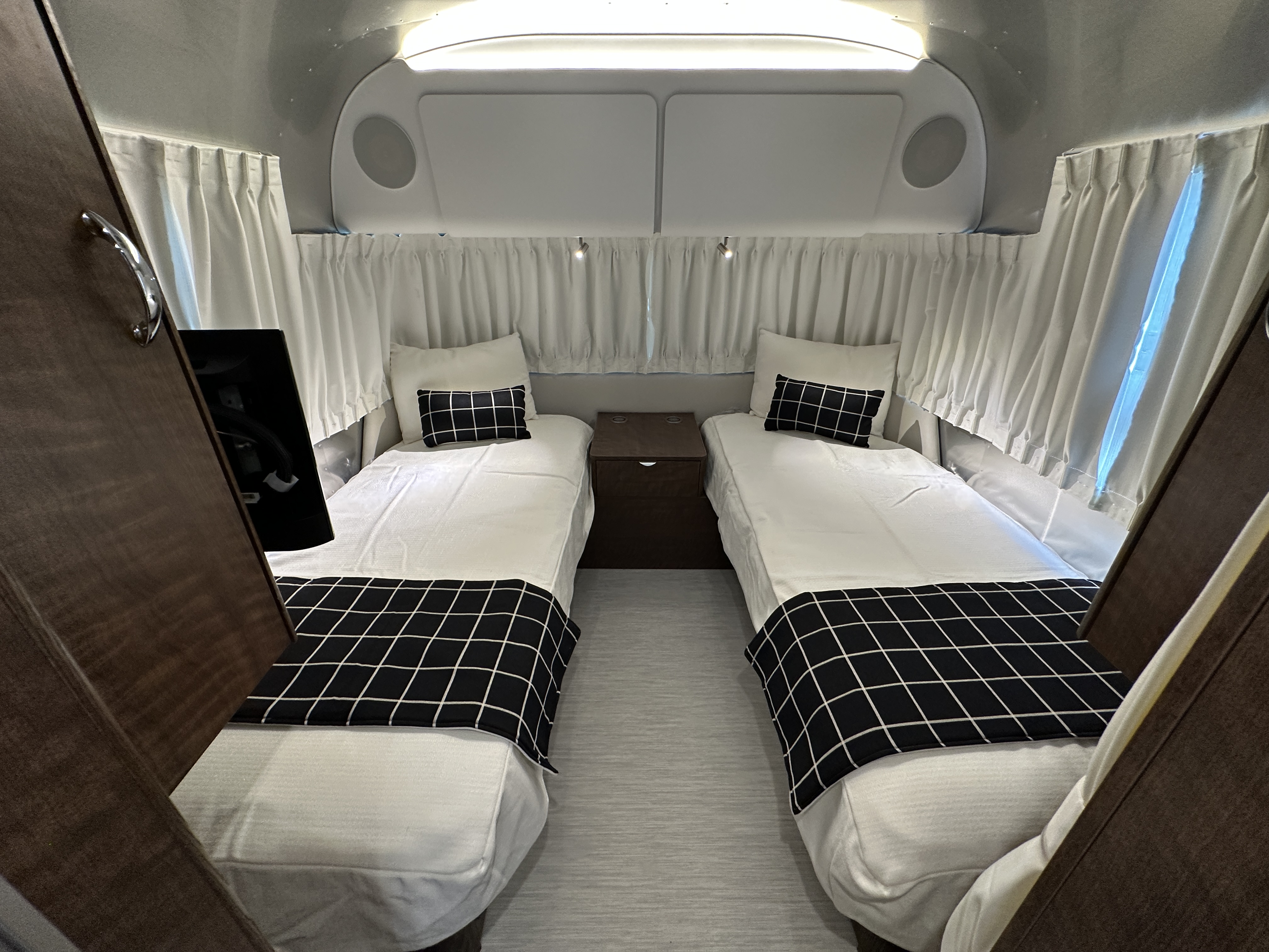 2027 Airstream Globetrotter 27FB Twin - Image 16