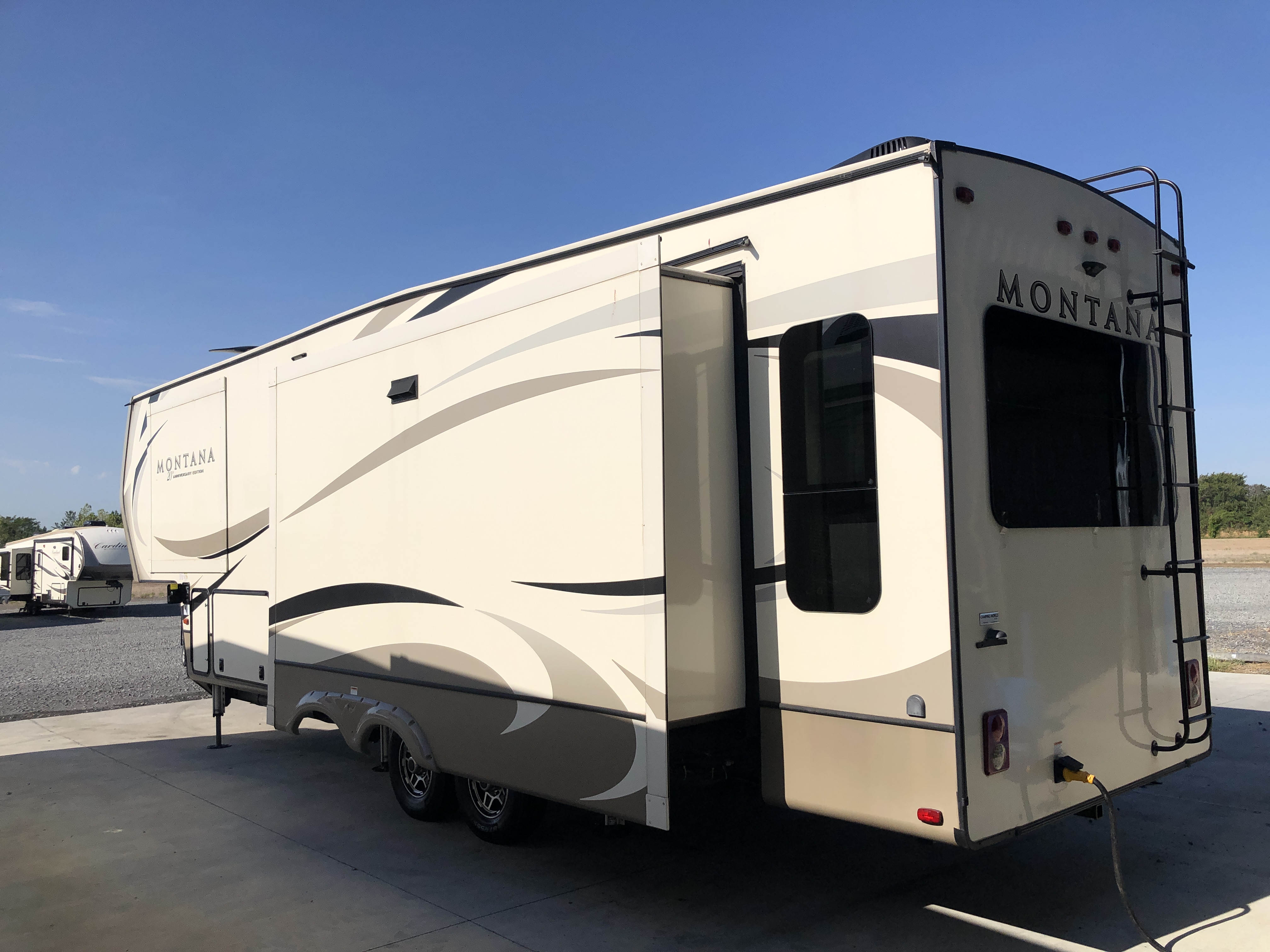 2019 Keystone Montana 3121RL - Image 4