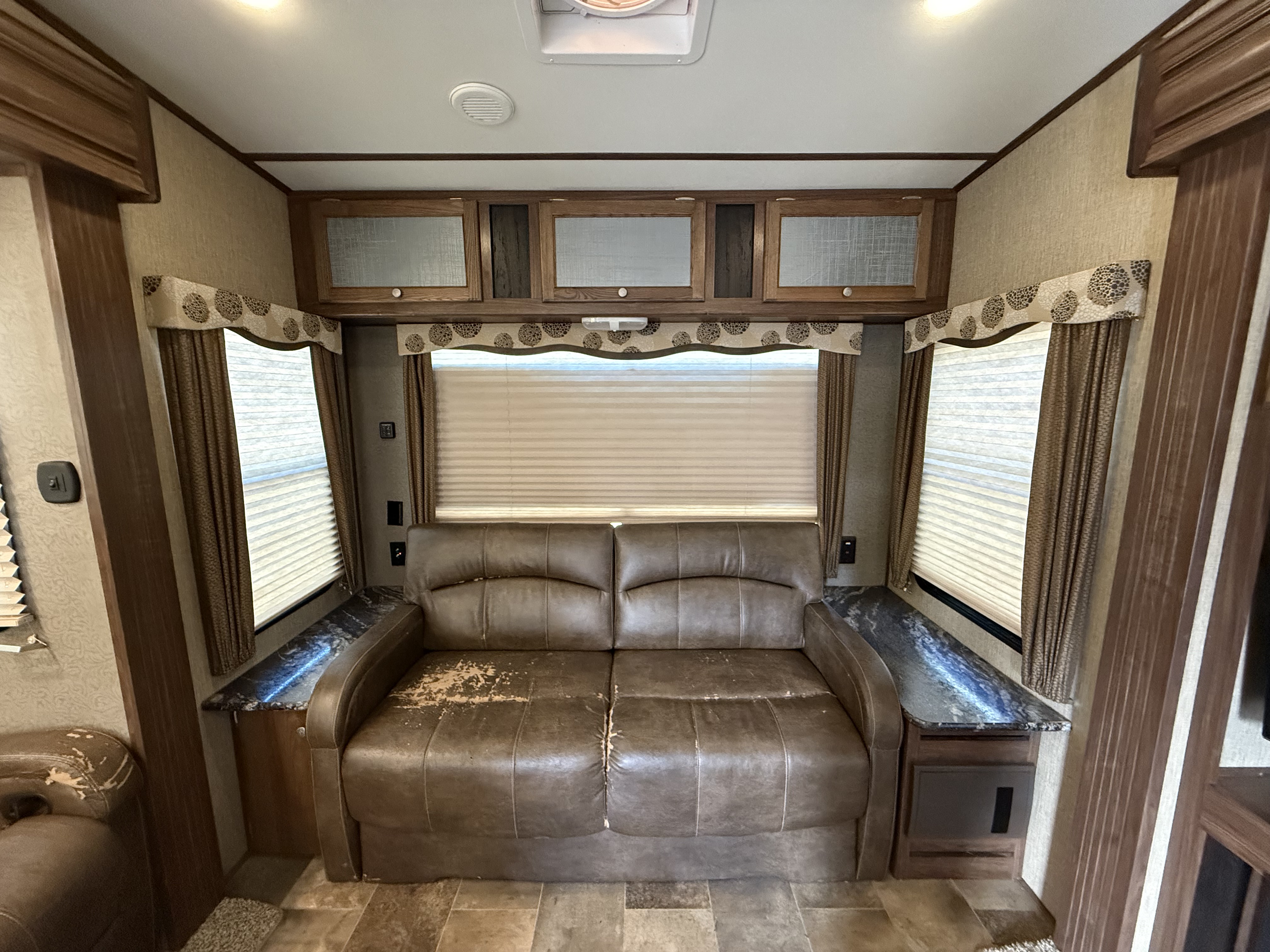 2017 Keystone Sprinter Wide Body 298FWRLS - Image 10