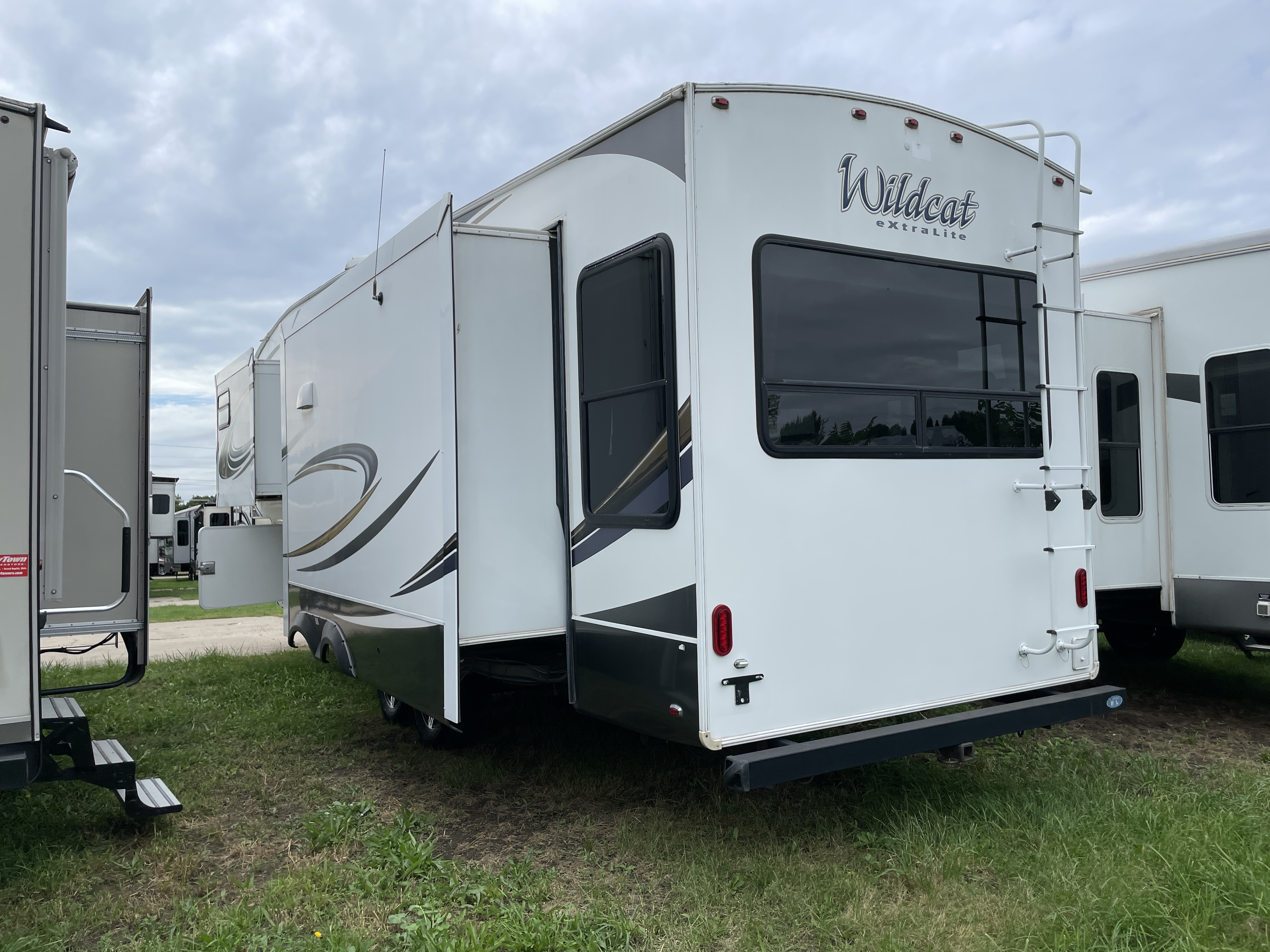2015 Forest River Wildcat 295RSX - Image 4