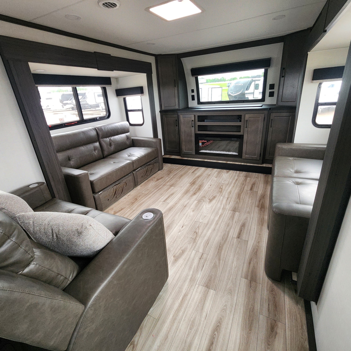 2026 VENTURE RV SPORTTREK 365VFL - Image 40