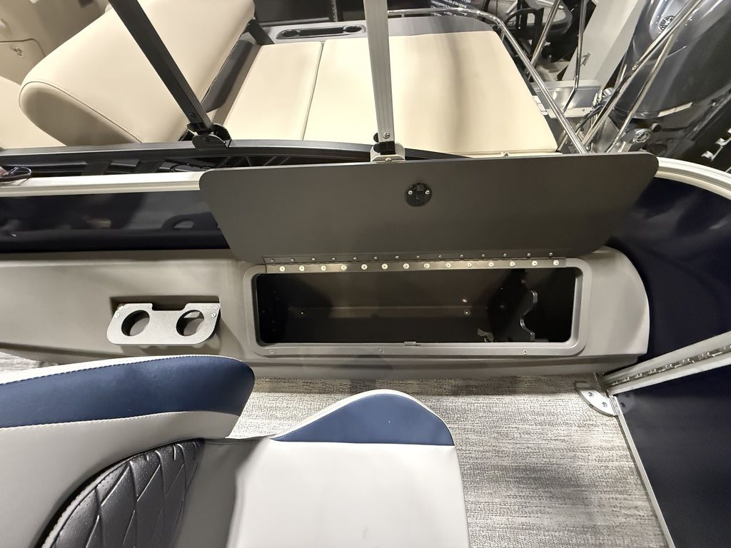 2026 Bennington 22SF TriToon Pontoon - Image 23