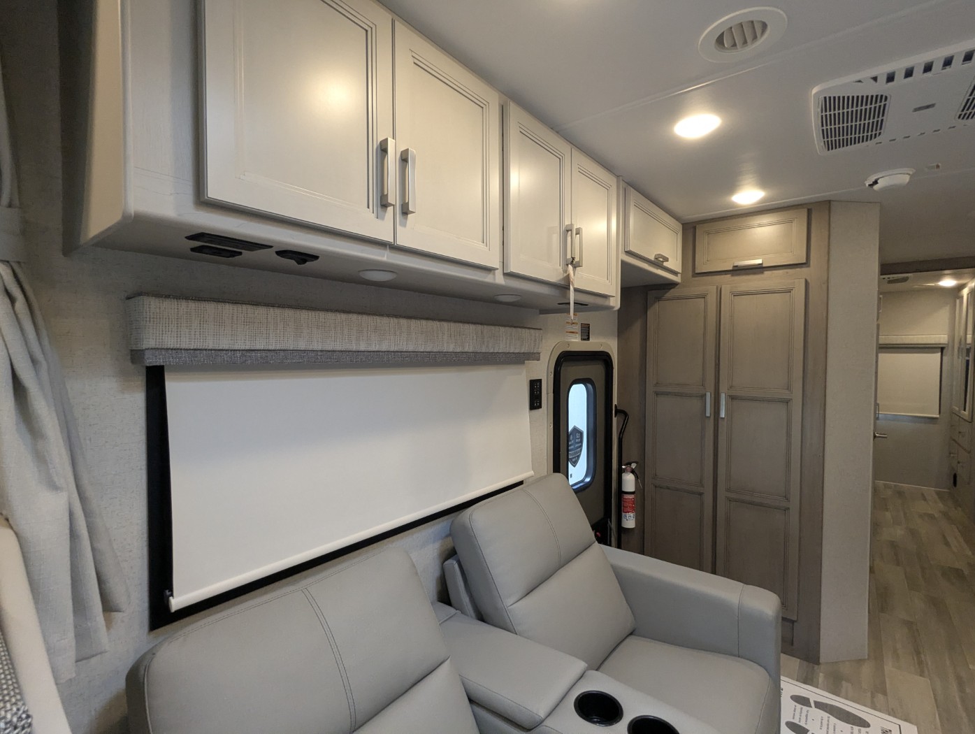 2027 Thor Motor Coach Omni X32 - Image 36