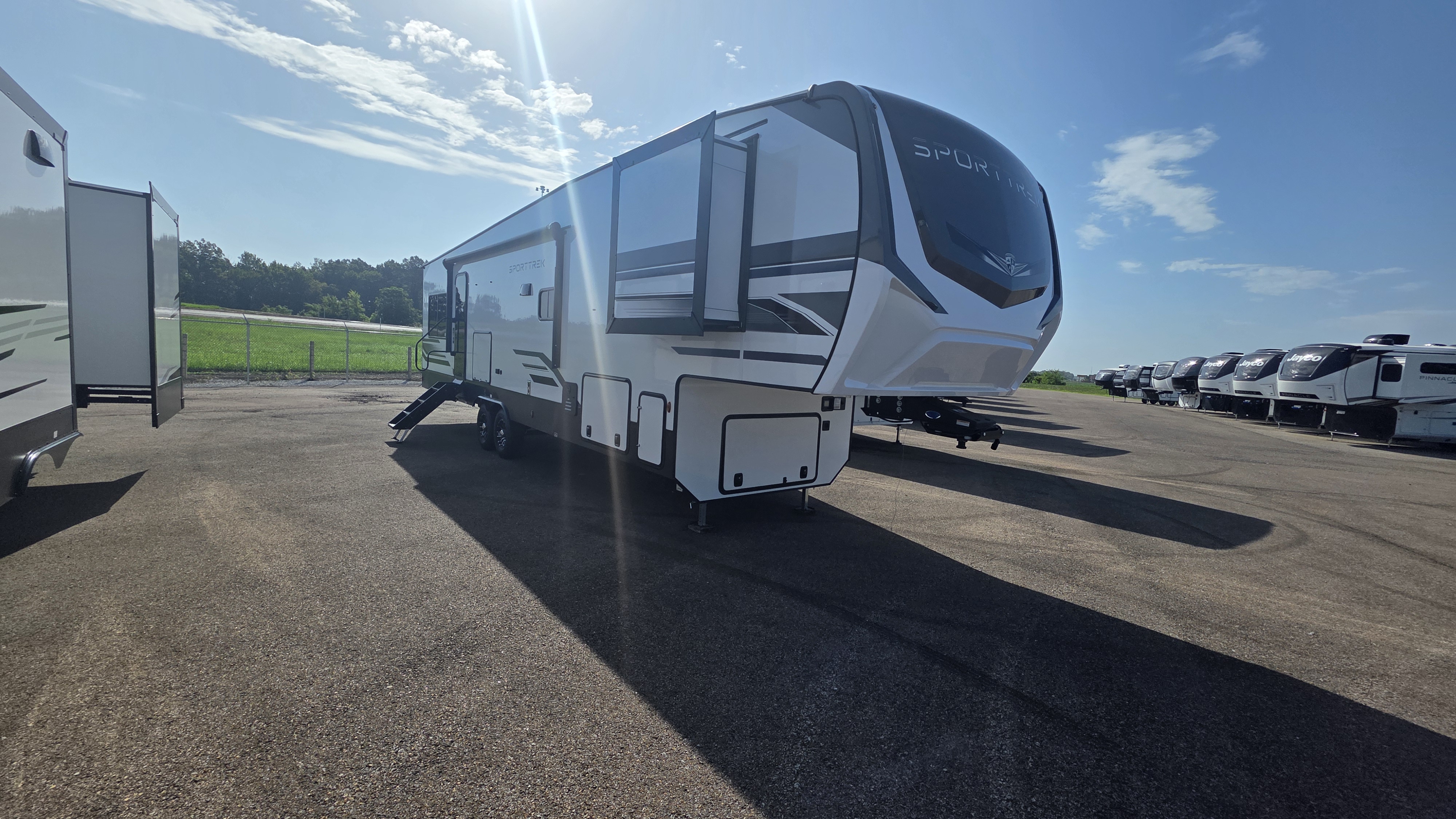2027 VENTURE RV SPORTTREK 312VTB - Image 10