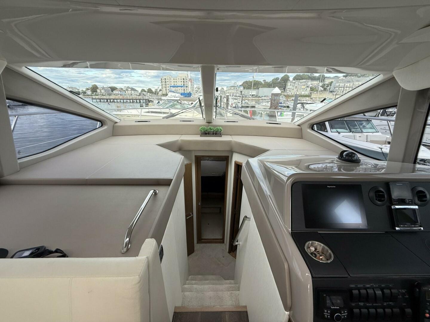 2018 Sea Ray 460 Sundancer - Image 13