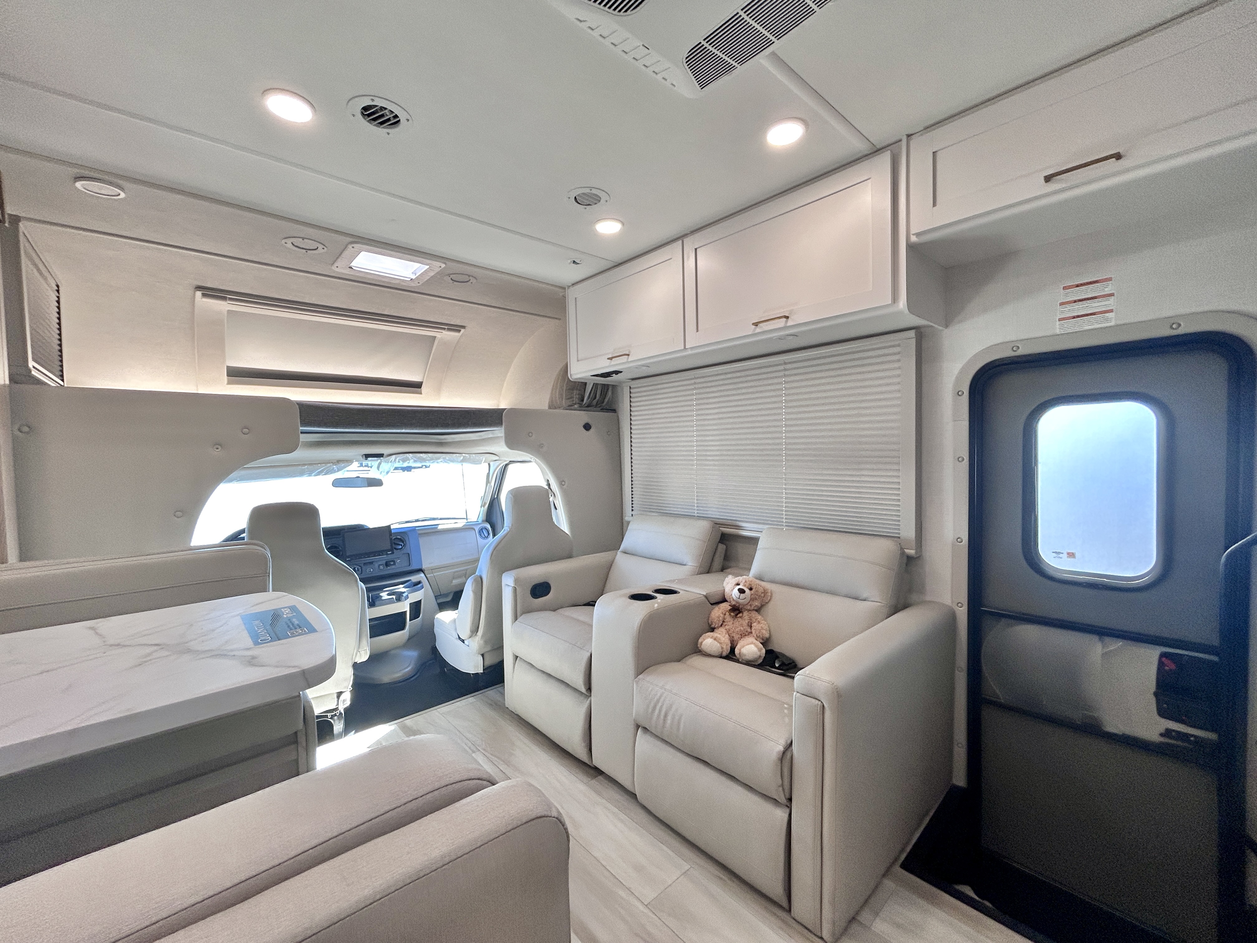 2027 Thor Motor Coach QUANTUM KW29 - Image 11