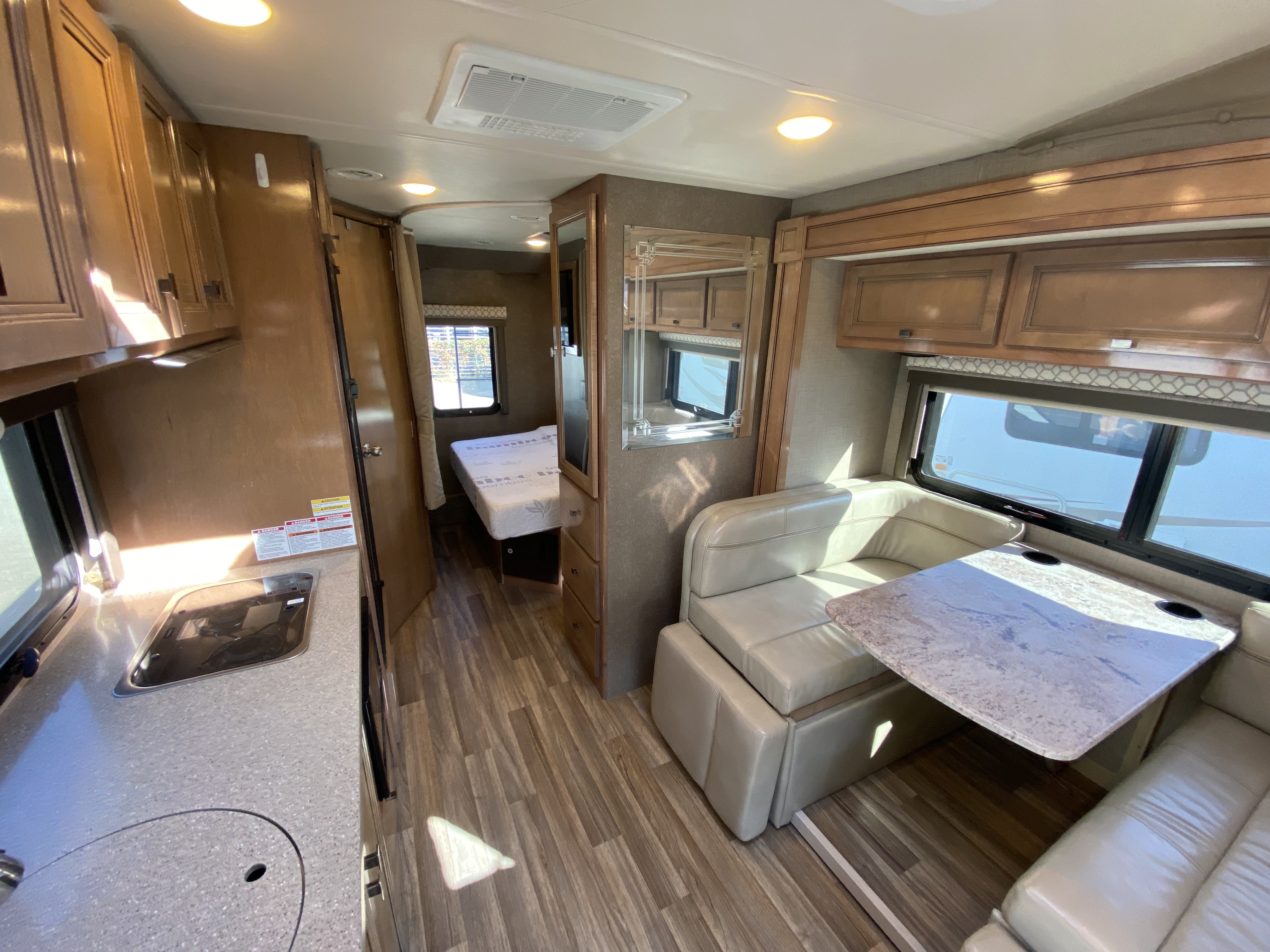 2019 THOR MOTOR COACH SYNERGY SS24 - Image 2