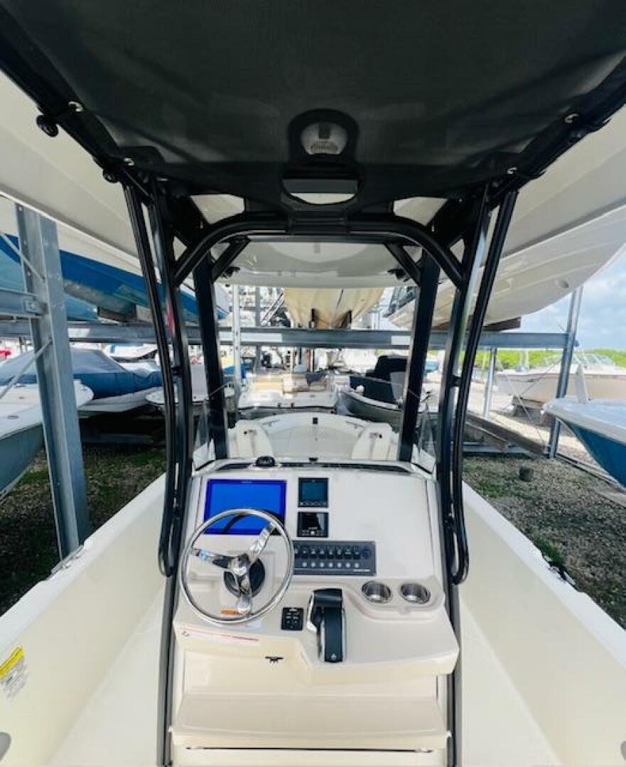 2023 Boston Whaler 250 DAUNTLESS Base - Image 26